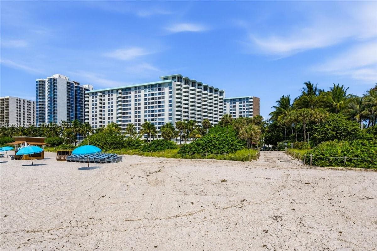 A12037125 — Miami Beach — 29