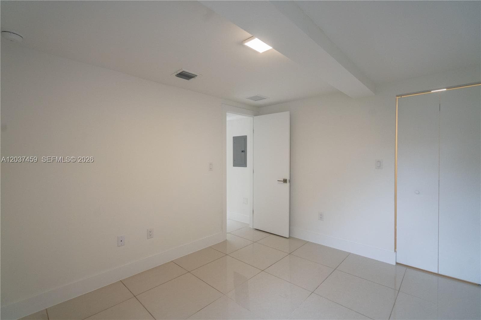 A12037459 — Miami Beach — 8