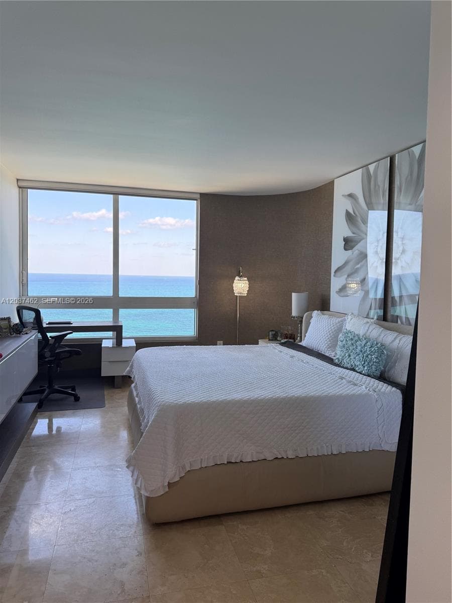 A12037462 — Miami Beach — 6
