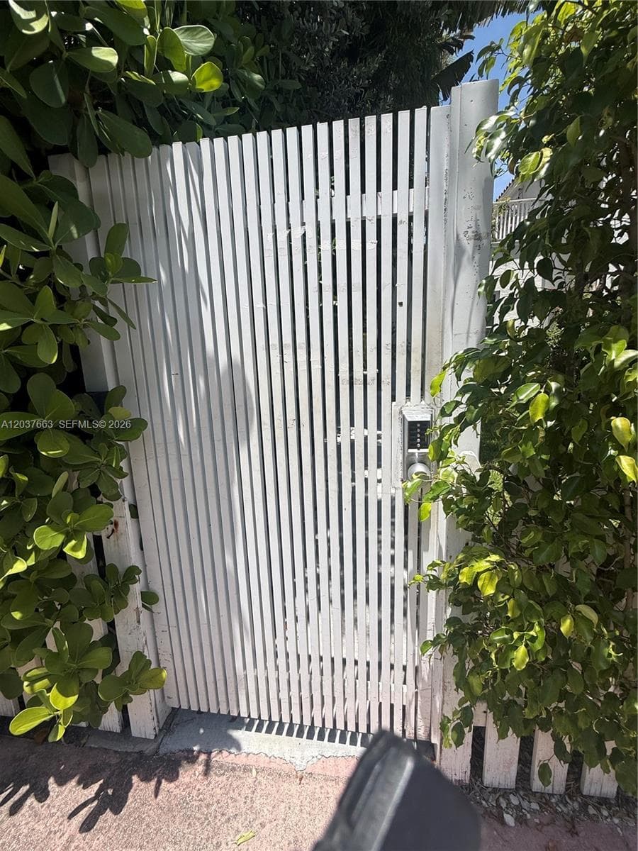A12037663 — Miami Beach — 5