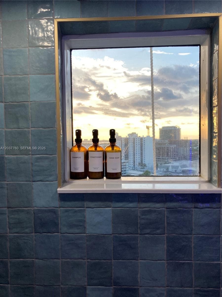 A12037760 — Miami Beach — 7