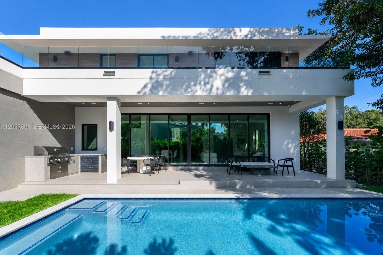 A12037891 — Miami Beach — 33
