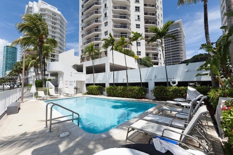 A12037918 — Miami Beach — 23