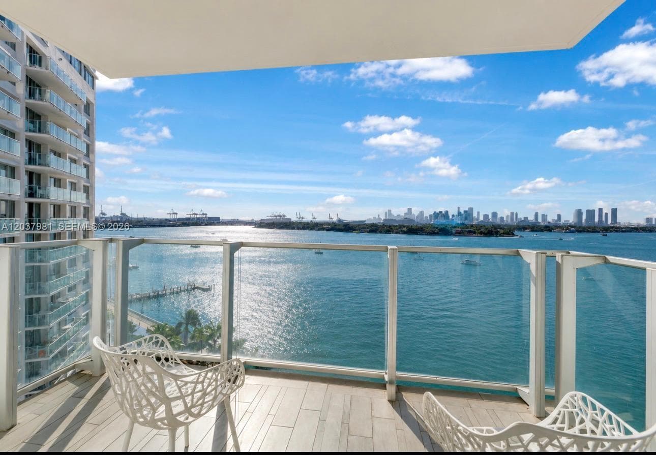 A12037981 — Miami Beach