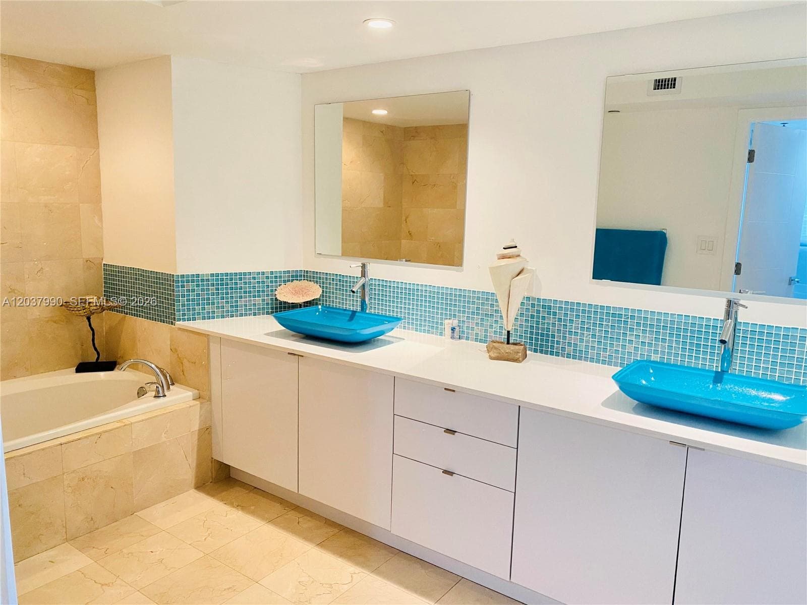 A12037990 — Miami Beach — 7