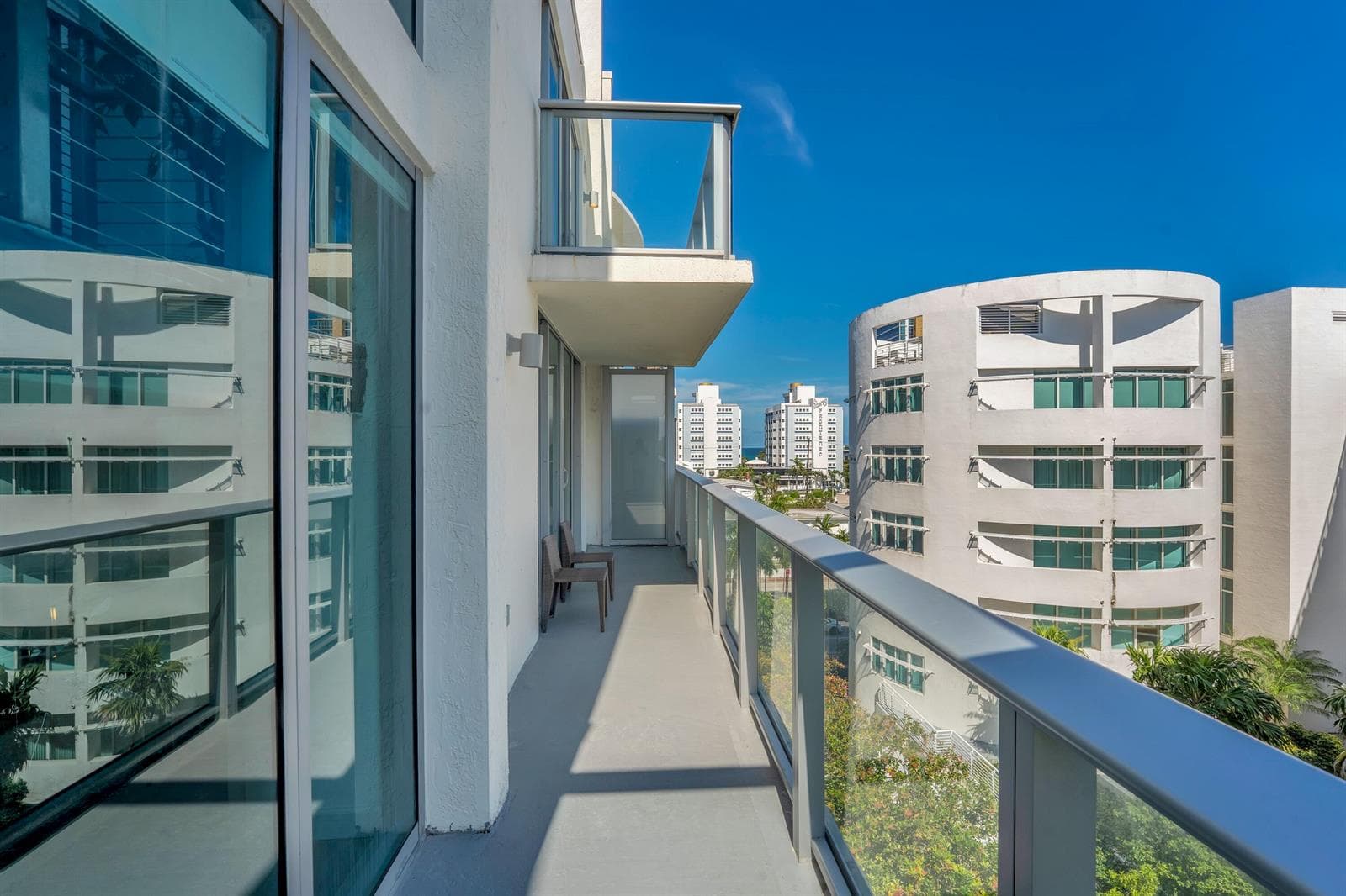 B26041873 — Miami Beach — 23
