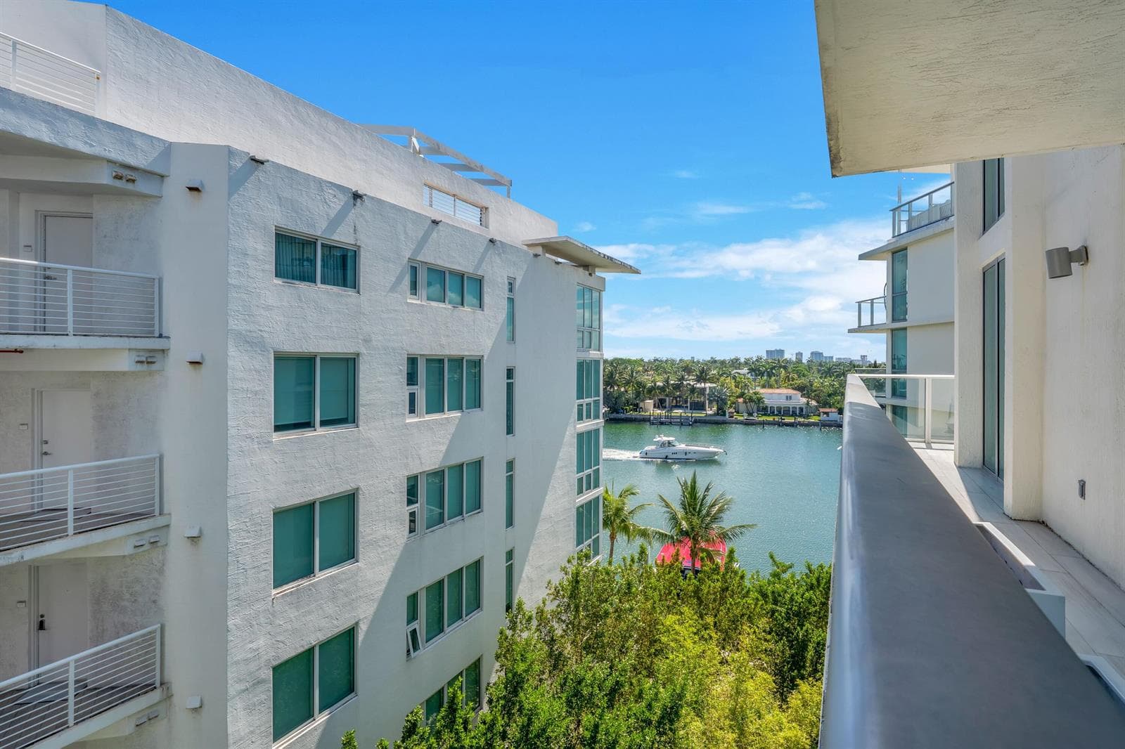 B26041873 — Miami Beach — 22