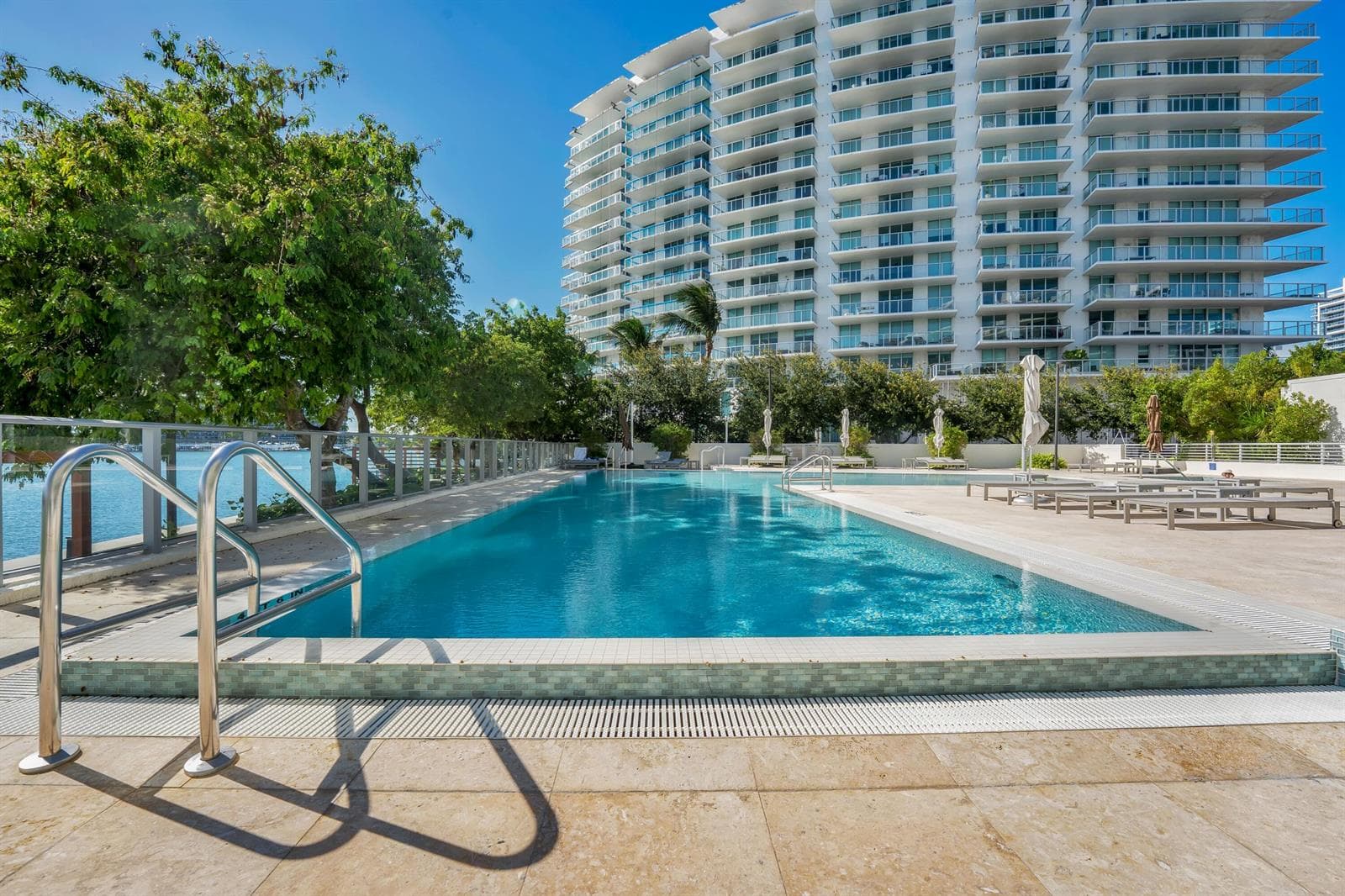 B26041873 — Miami Beach — 36