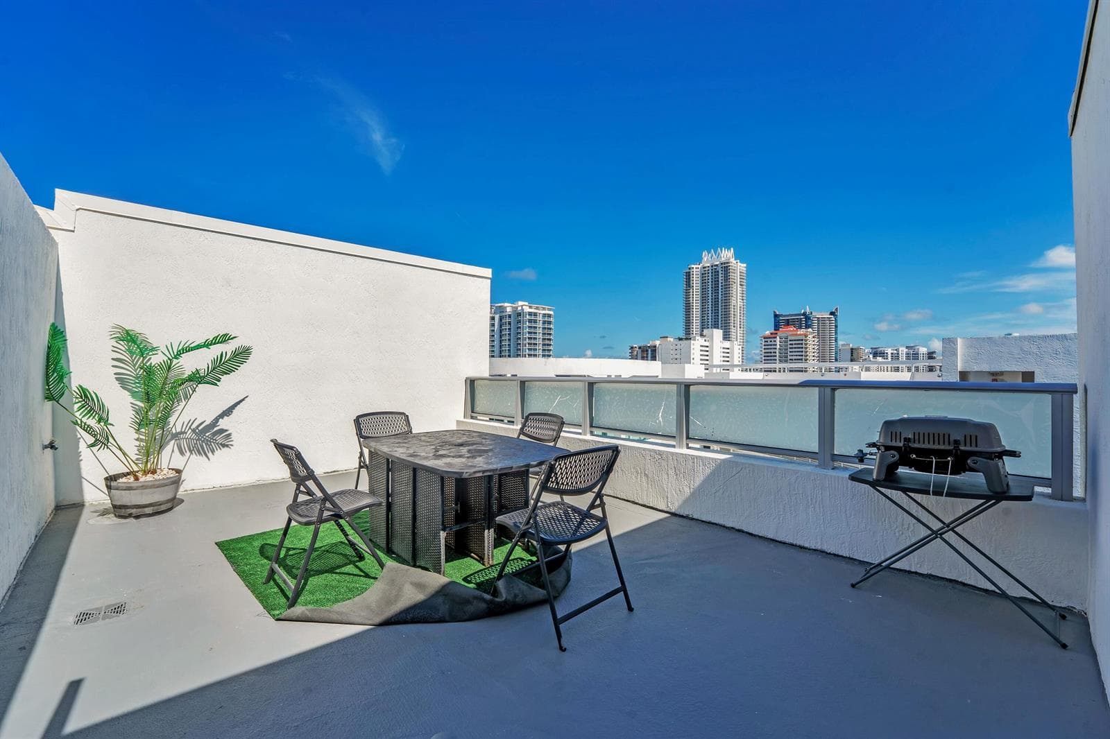 B26041873 — Miami Beach — 28