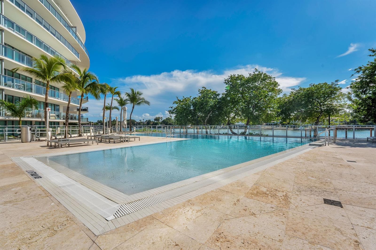 B26041873 — Miami Beach — 34