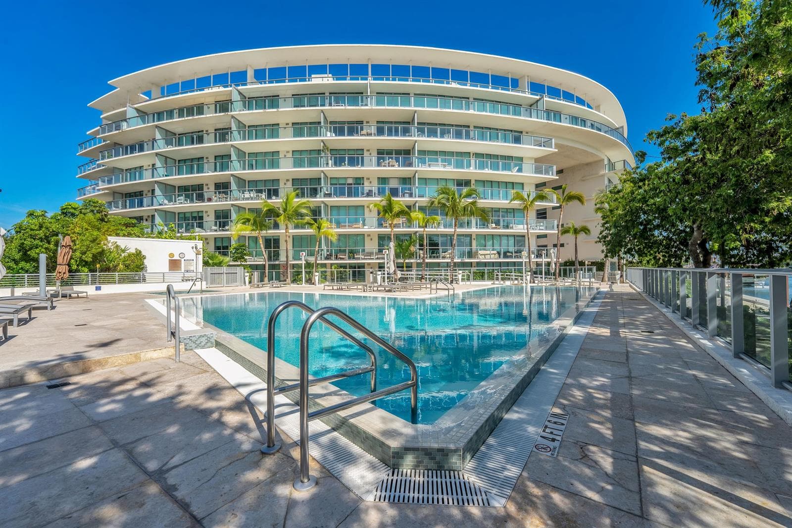 B26041873 — Miami Beach — 33
