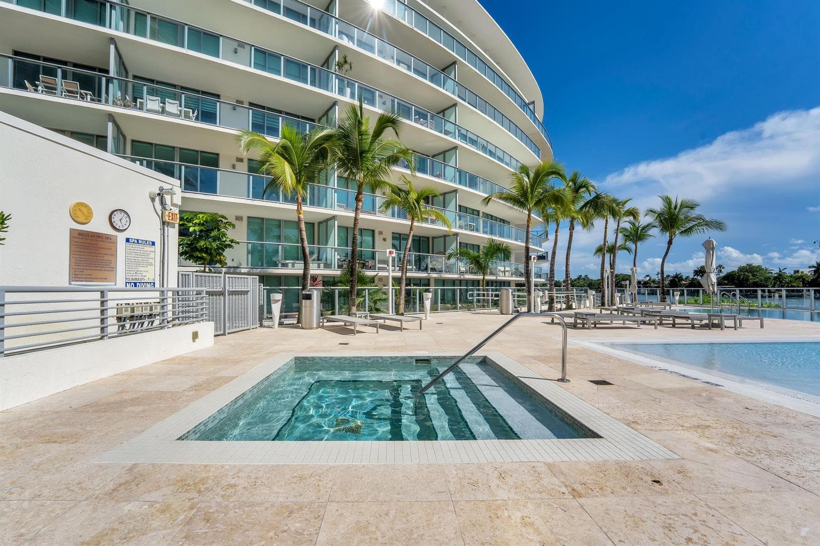 B26041873 — Miami Beach — 35
