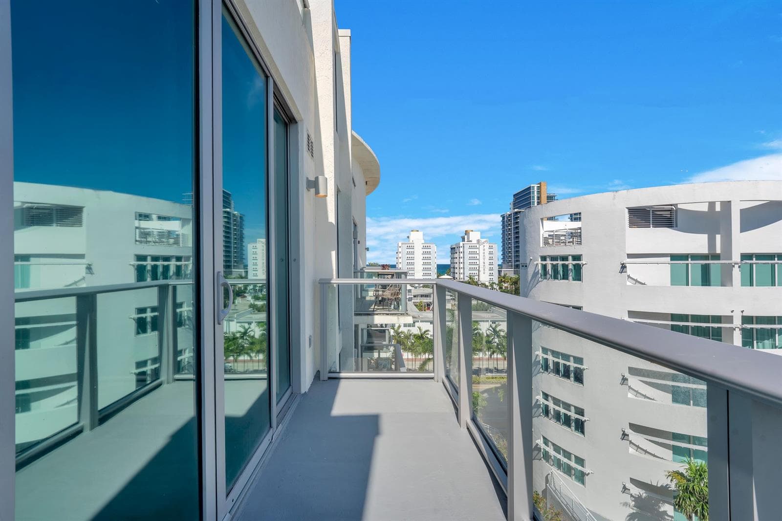 B26041873 — Miami Beach — 25