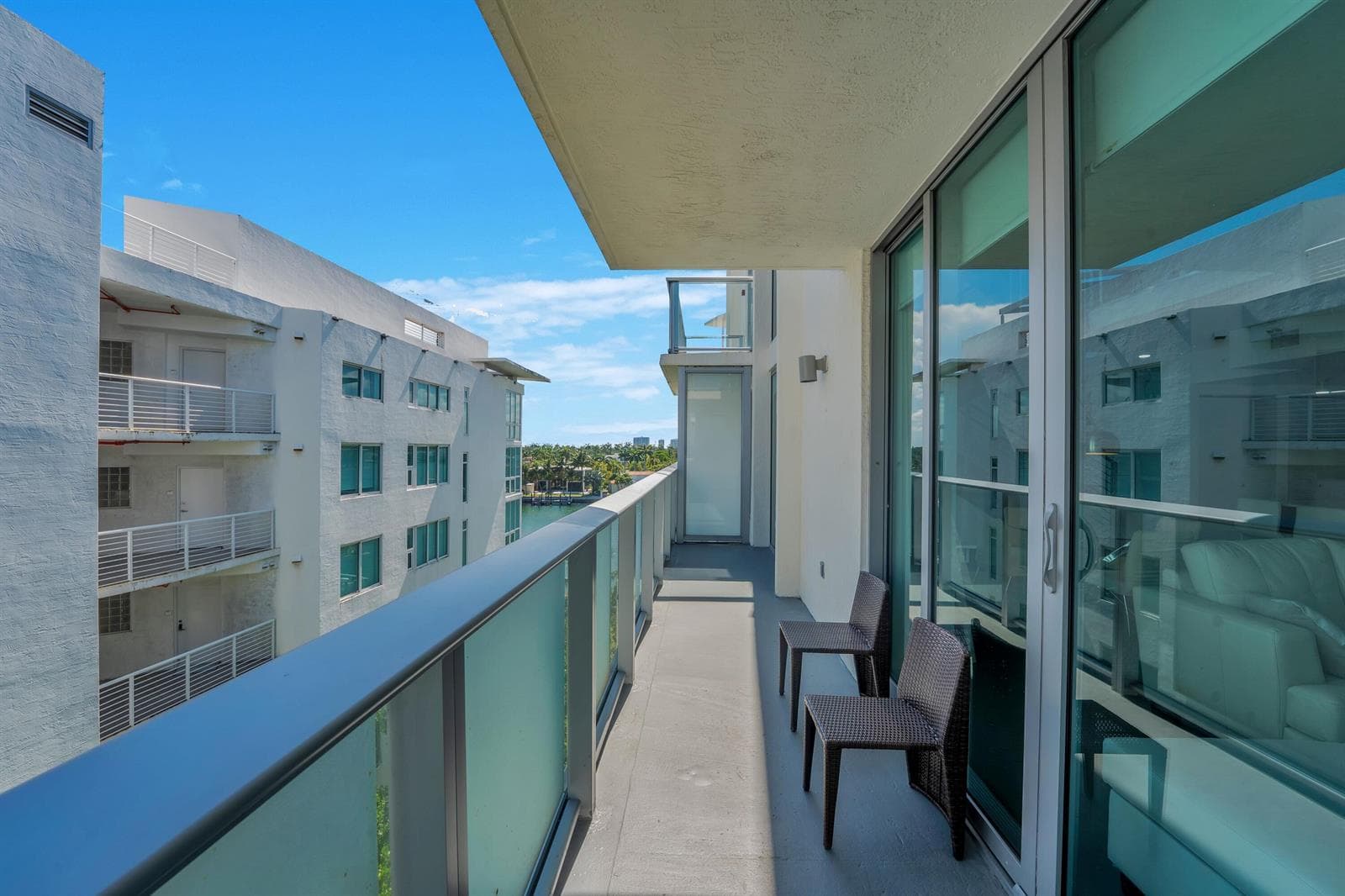 B26041873 — Miami Beach — 21