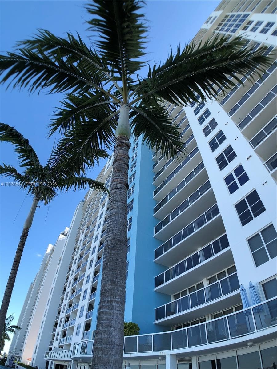 A12038514 — Miami Beach — 15