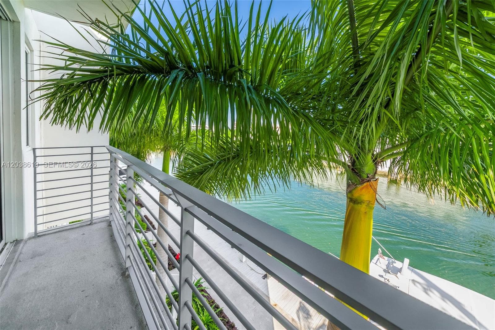 A12038619 — Miami Beach — 18
