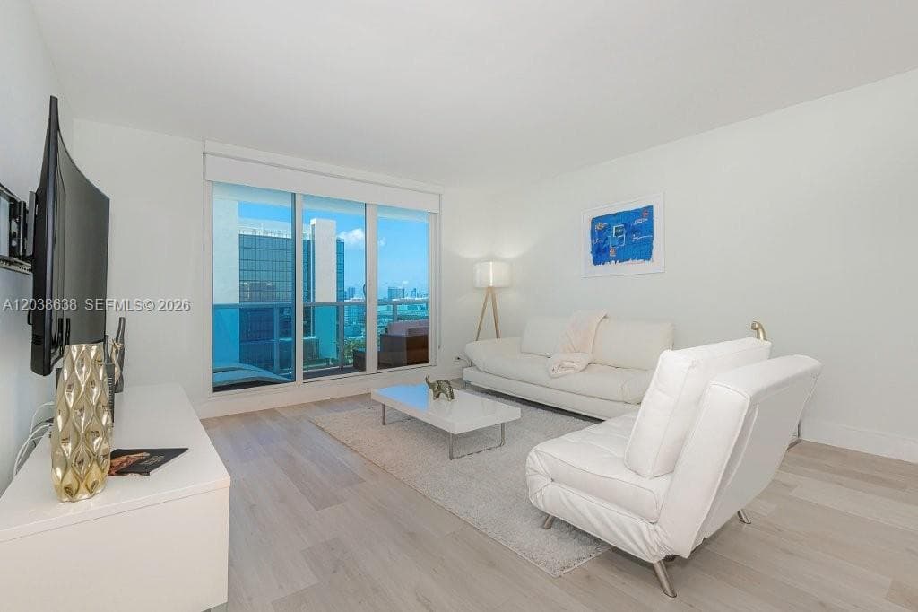A12038638 — Miami Beach — 3