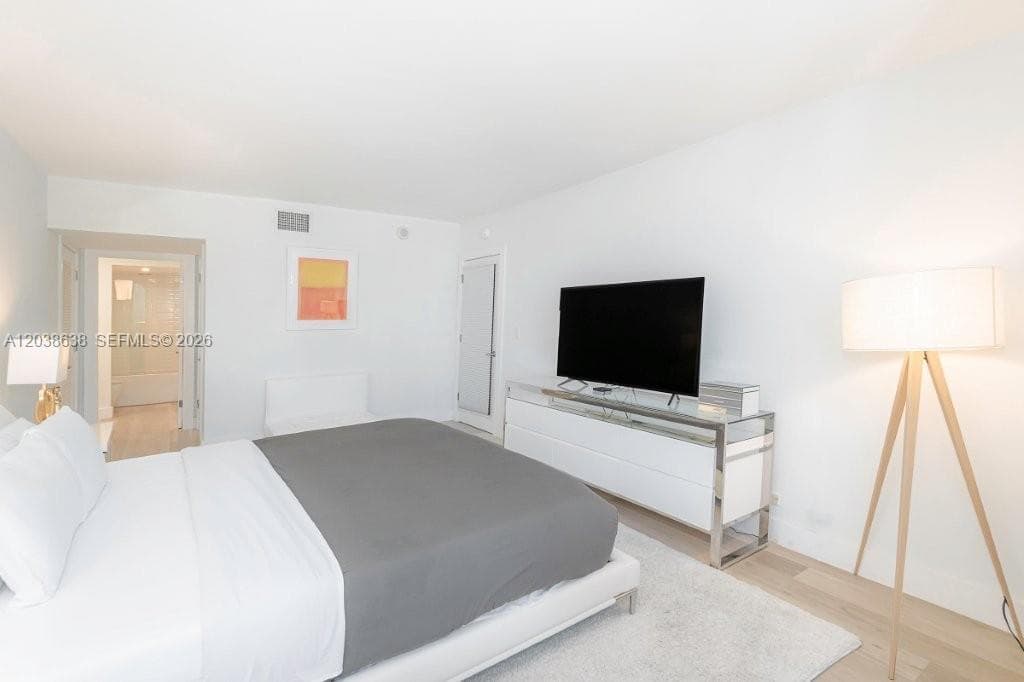 A12038638 — Miami Beach — 19