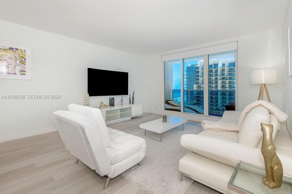 A12038638 — Miami Beach — 4