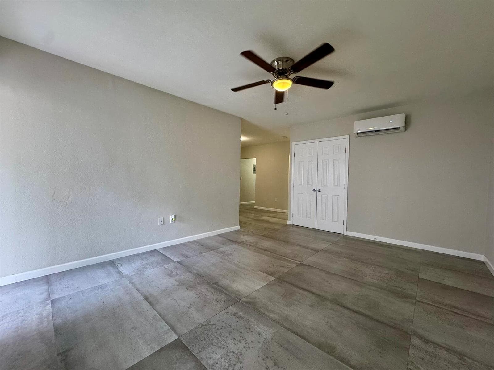 B26042135 — Miami Beach — 7