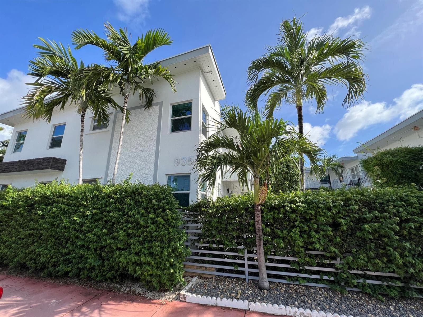 B26042135 — Miami Beach