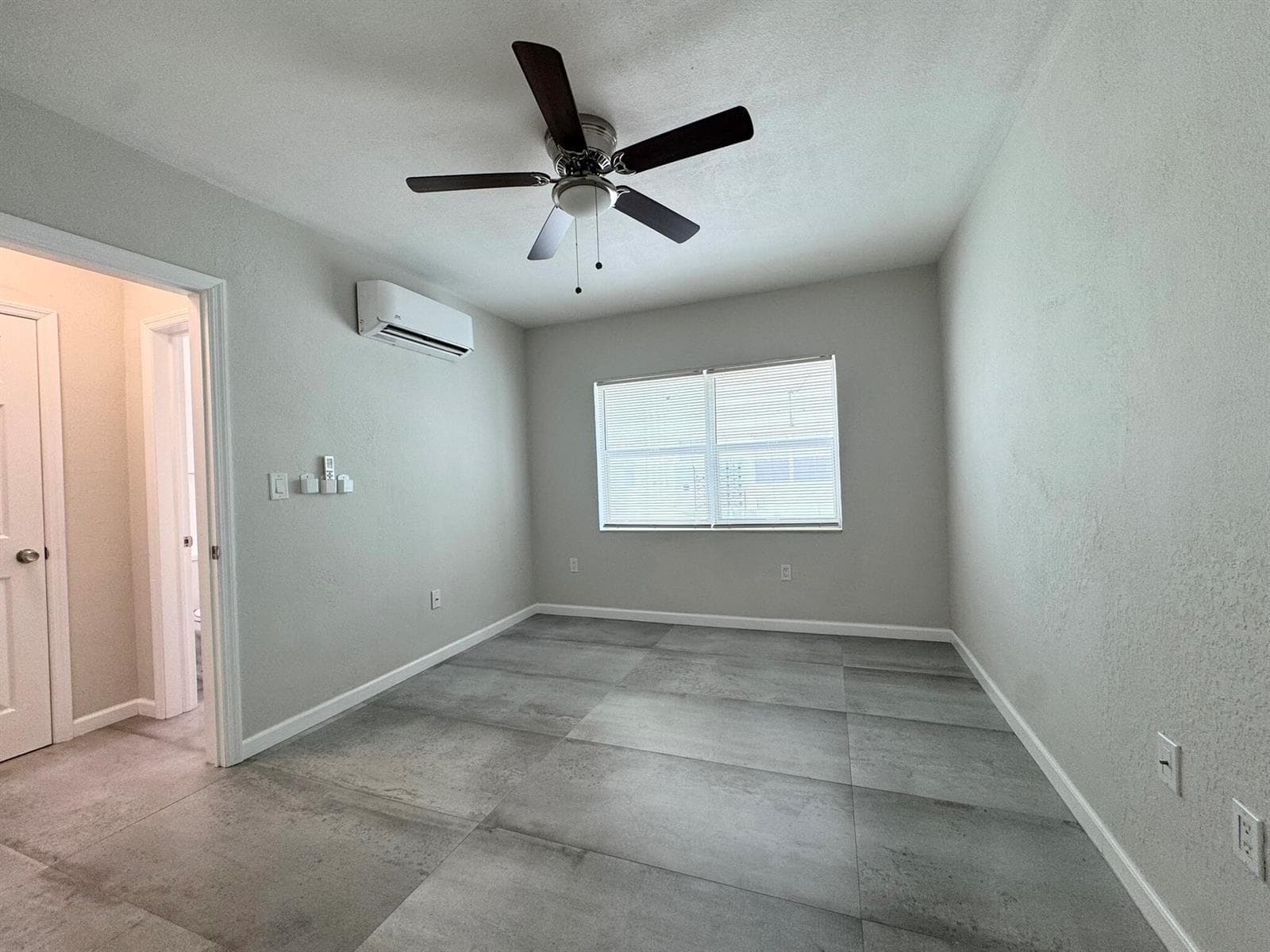 B26042135 — Miami Beach — 21