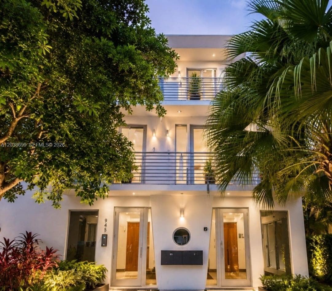 A12038699 — Miami Beach