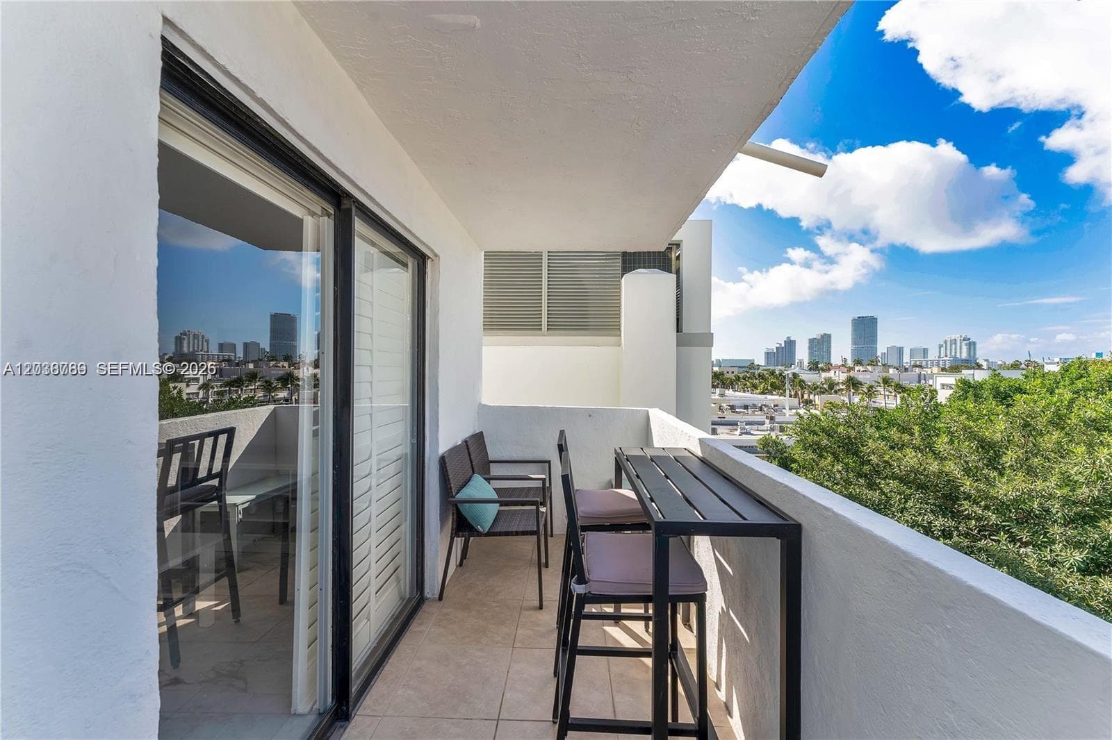 A12038789 — Miami Beach — 17