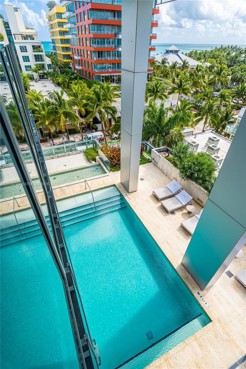 A12038799 — Miami Beach — 46