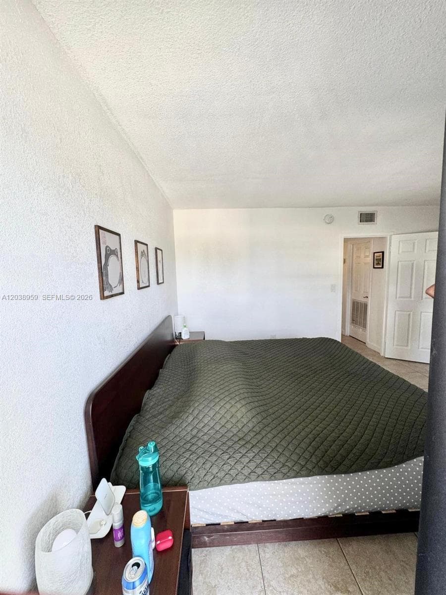 A12038959 — Miami Beach — 23