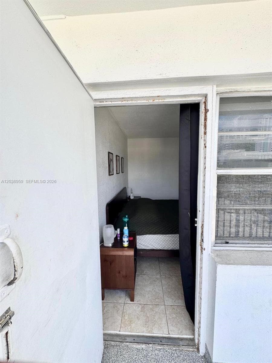 A12038959 — Miami Beach — 27