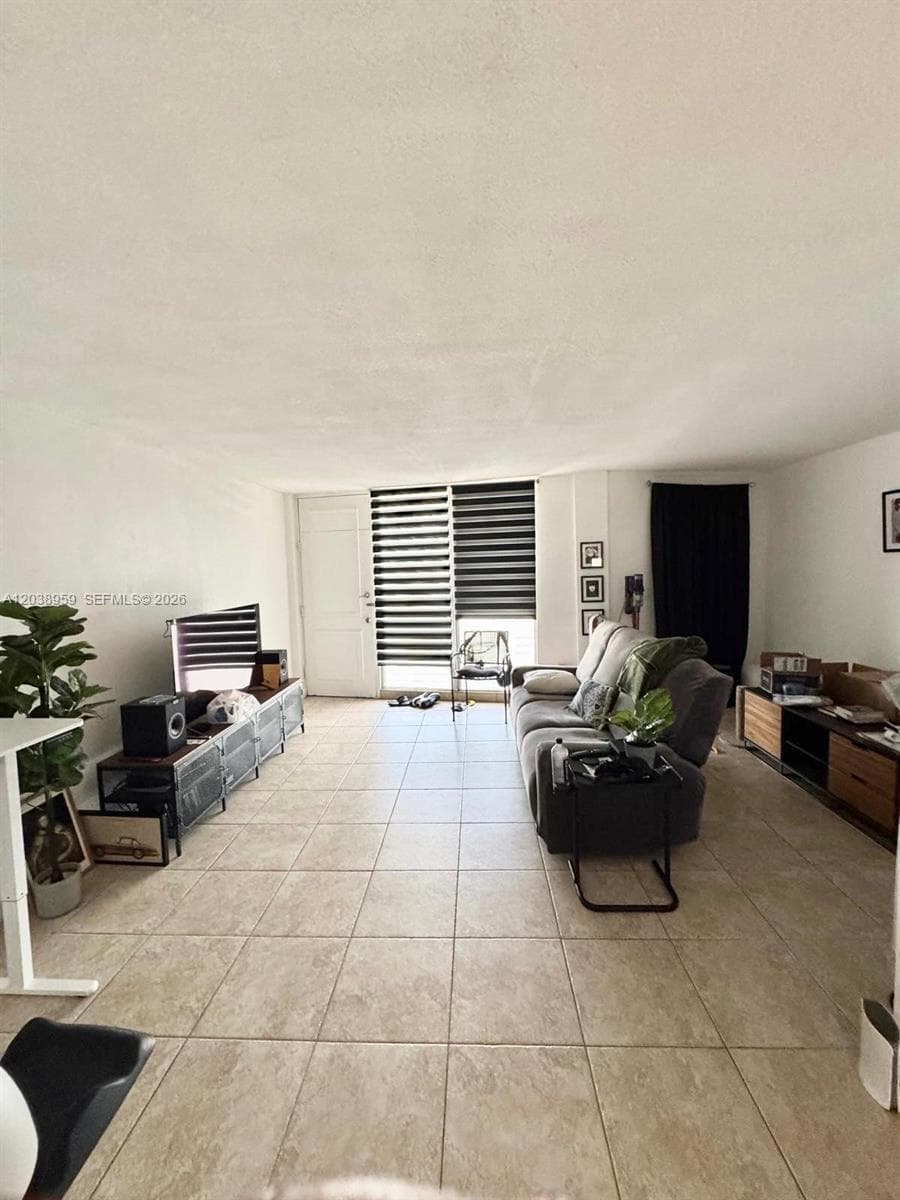 A12038959 — Miami Beach — 2