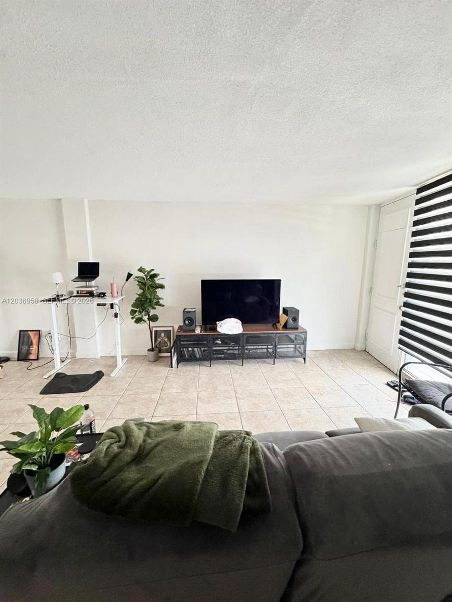 A12038959 — Miami Beach — 13