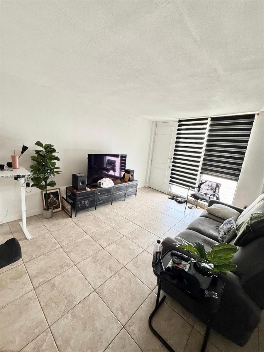 A12038959 — Miami Beach — 12