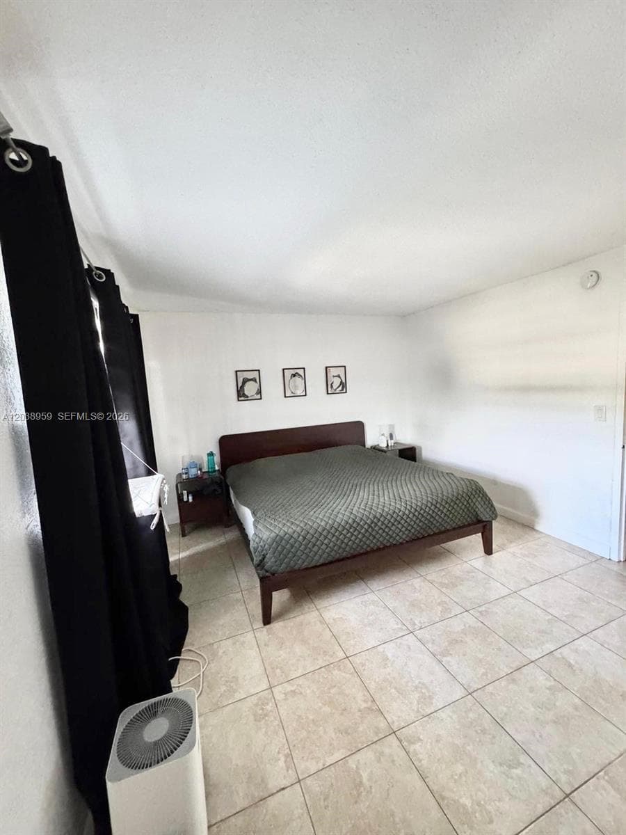 A12038959 — Miami Beach — 22