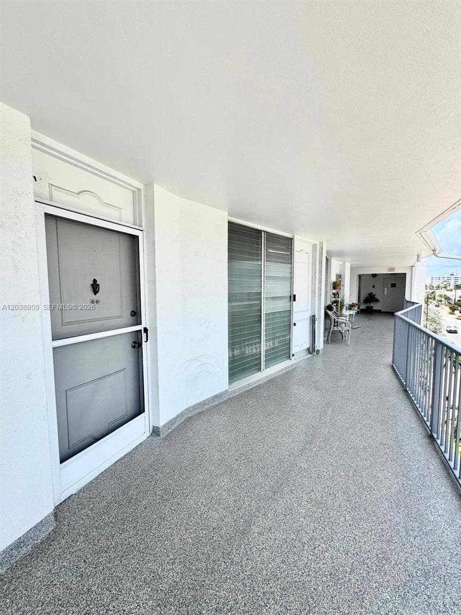 A12038959 — Miami Beach — 9