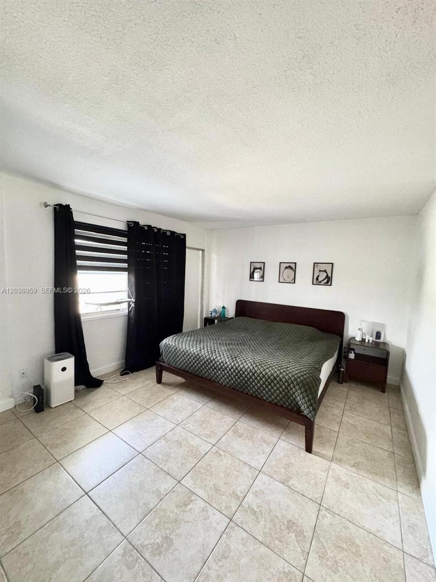 A12038959 — Miami Beach — 24