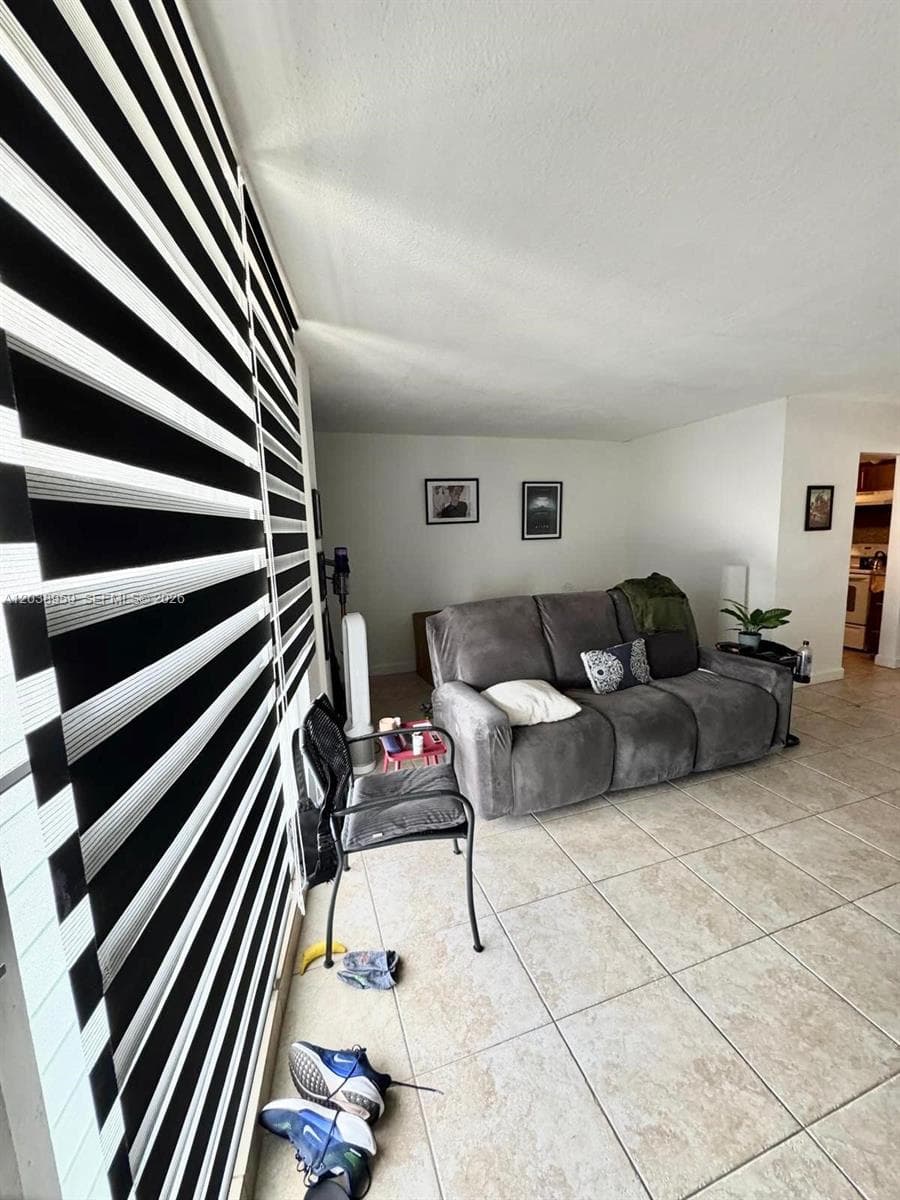 A12038959 — Miami Beach — 10