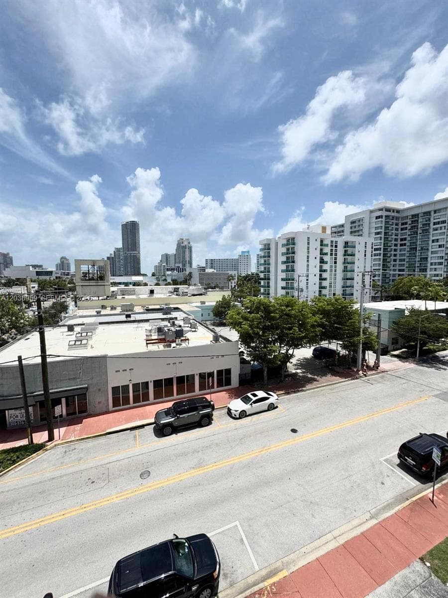 A12038959 — Miami Beach — 33