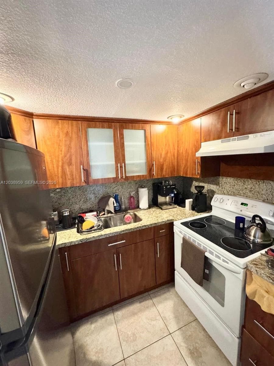 A12038959 — Miami Beach — 18