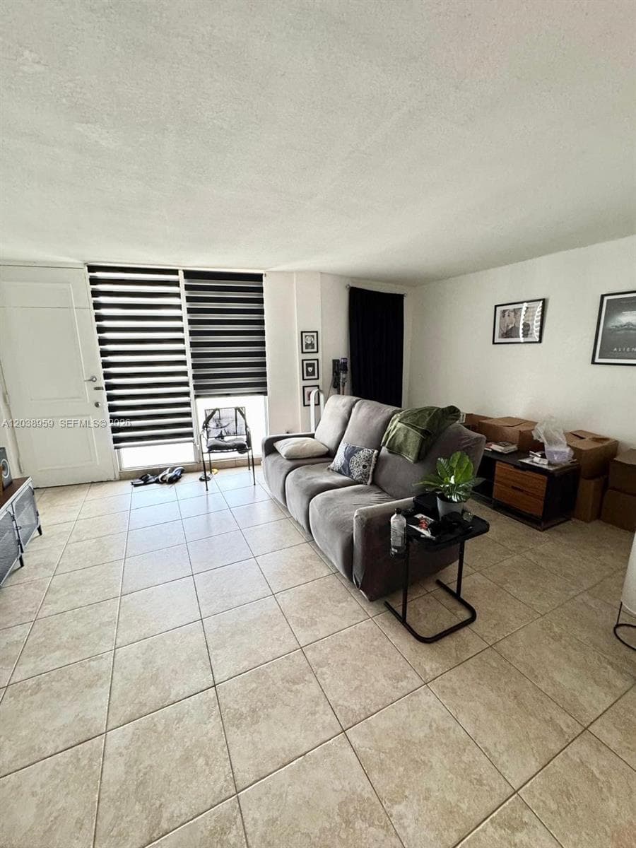 A12038959 — Miami Beach — 11