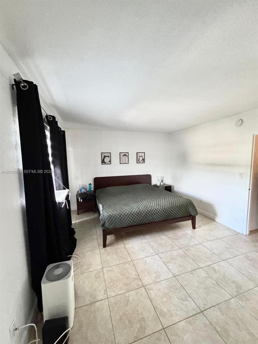 A12038959 — Miami Beach — 4