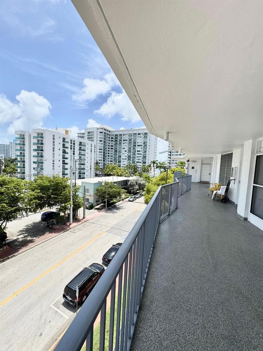 A12038959 — Miami Beach — 8