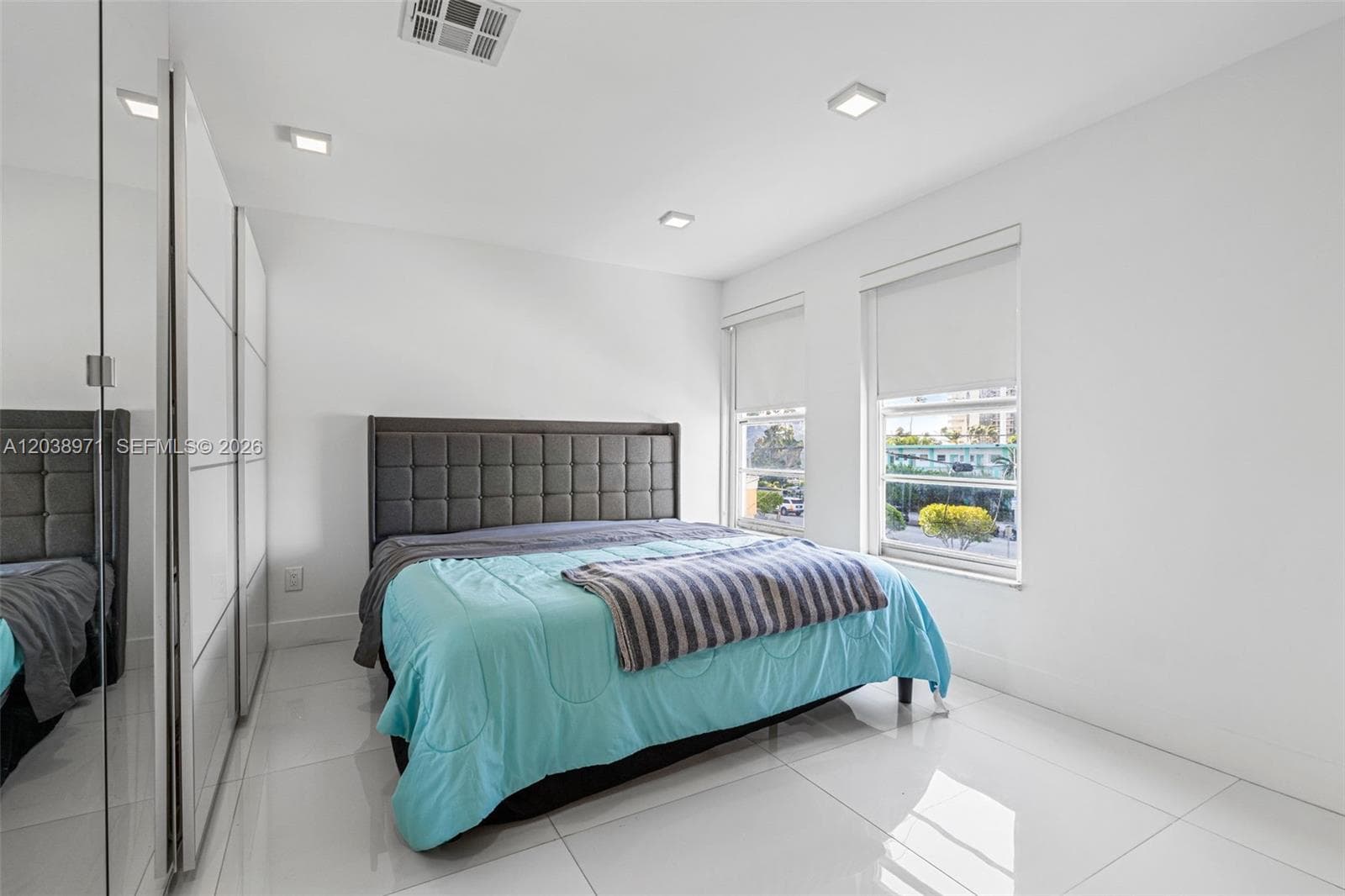 A12038971 — Miami Beach — 13