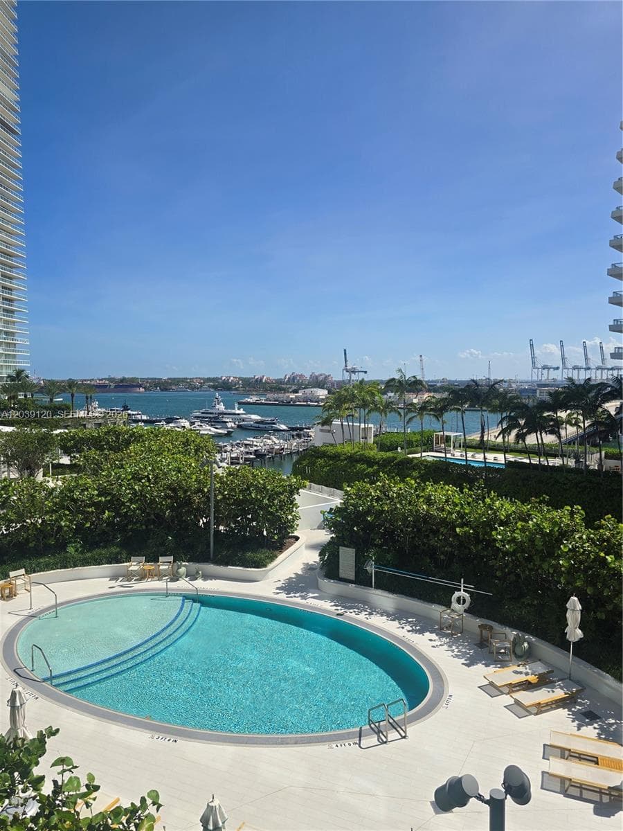A12039120 — Miami Beach — 13