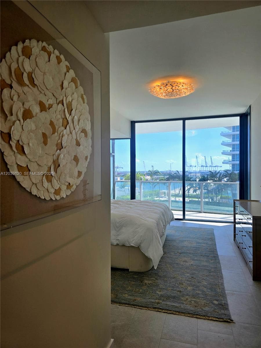 A12039120 — Miami Beach — 9