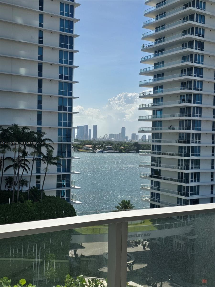 A12039120 — Miami Beach — 14