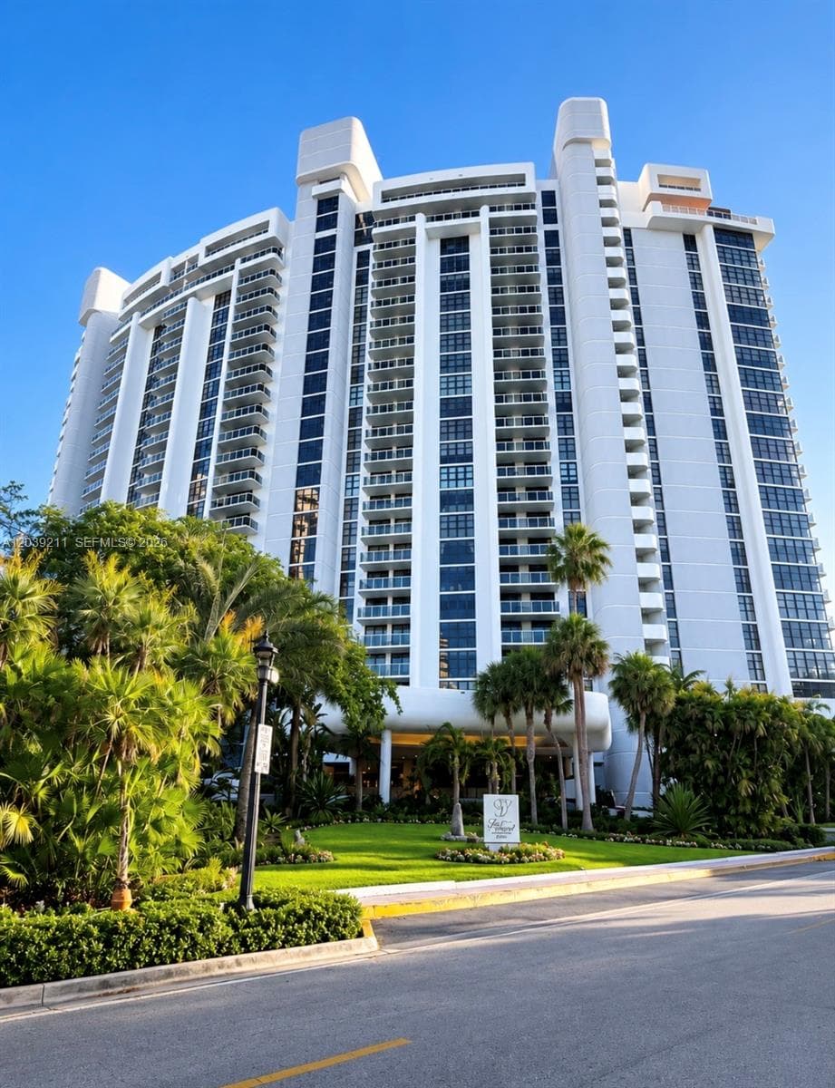 A12039211 — Miami Beach — 44