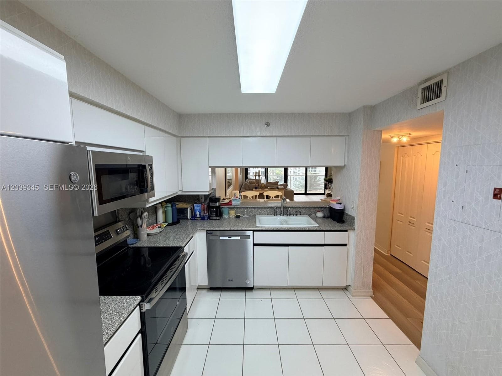 A12039345 — Miami Beach — 33