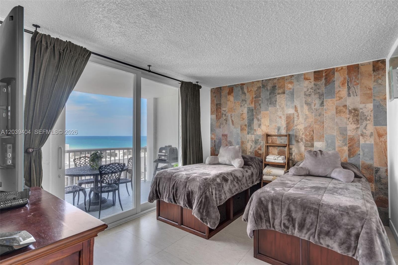 A12039404 — Miami Beach — 11